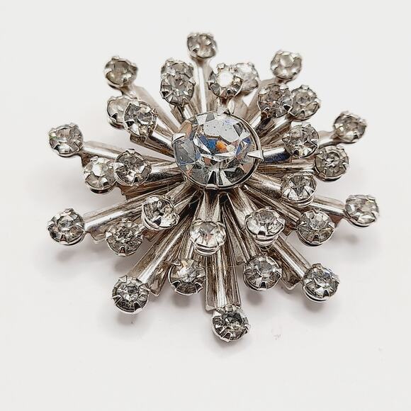 Vintage 1950s Snowflake Rhinestone Brooch, Clear Sparkling Stones, Just Under 2” - Picture 8 of 9